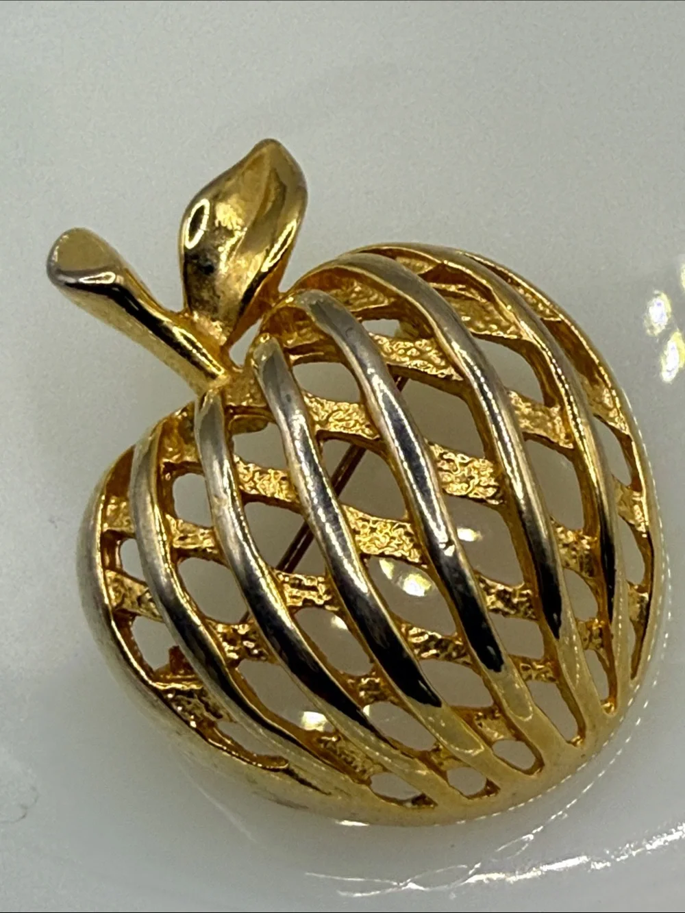 Vintage pretty Gold Tone Openwork Apple Brooch pin unsigned